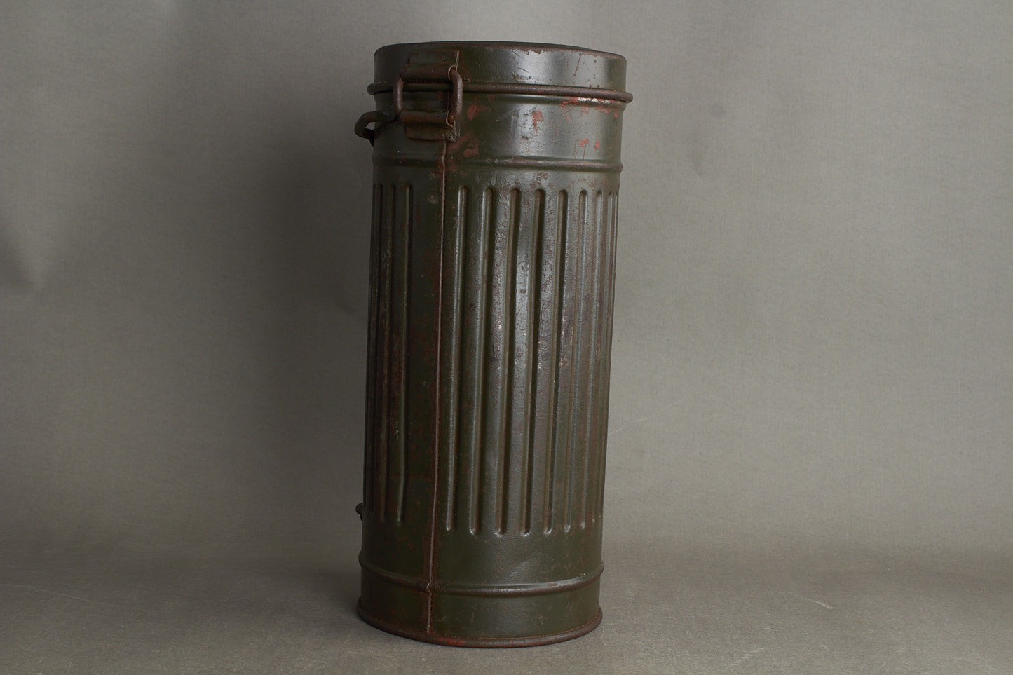 WW2 Tysk Gasmaske i beholder. Original.