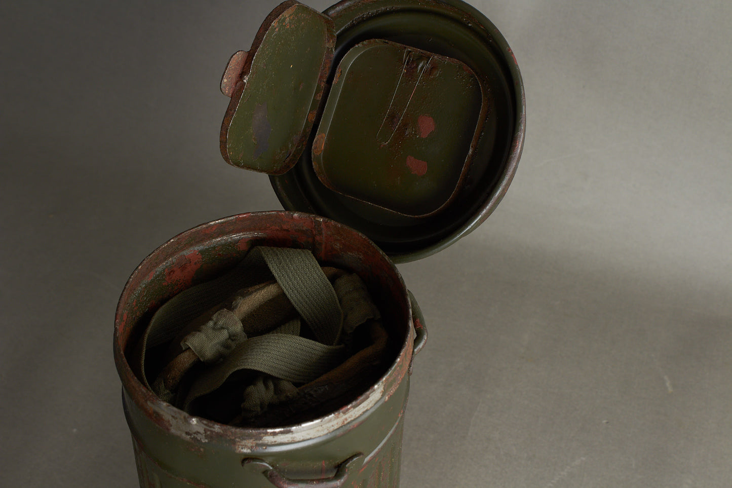 WW2 Tysk Gasmaske i beholder. Original.