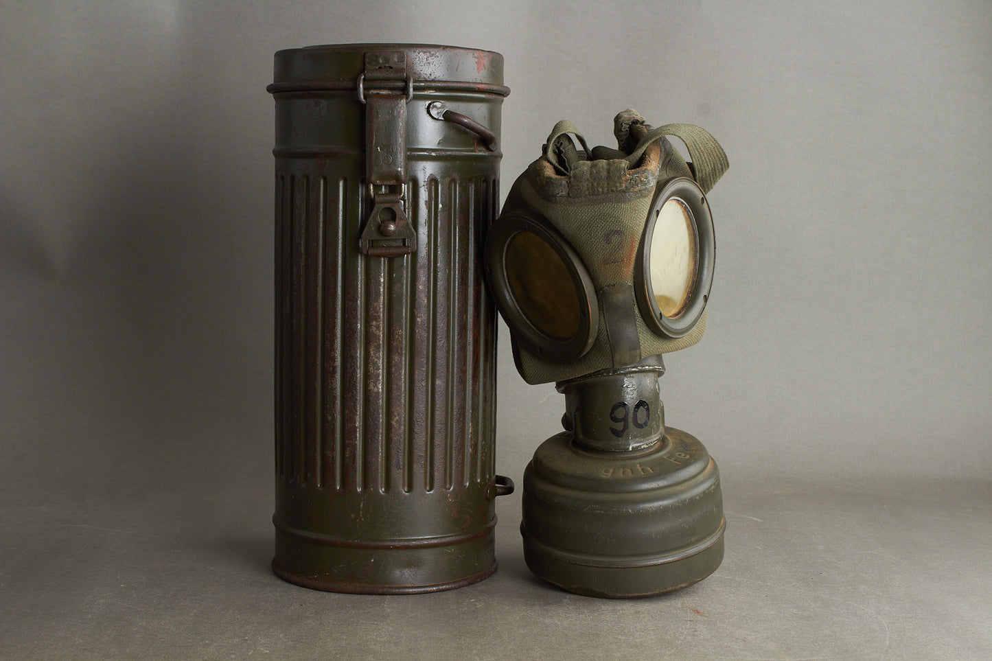 WW2 Tysk Gasmaske i beholder. Original.