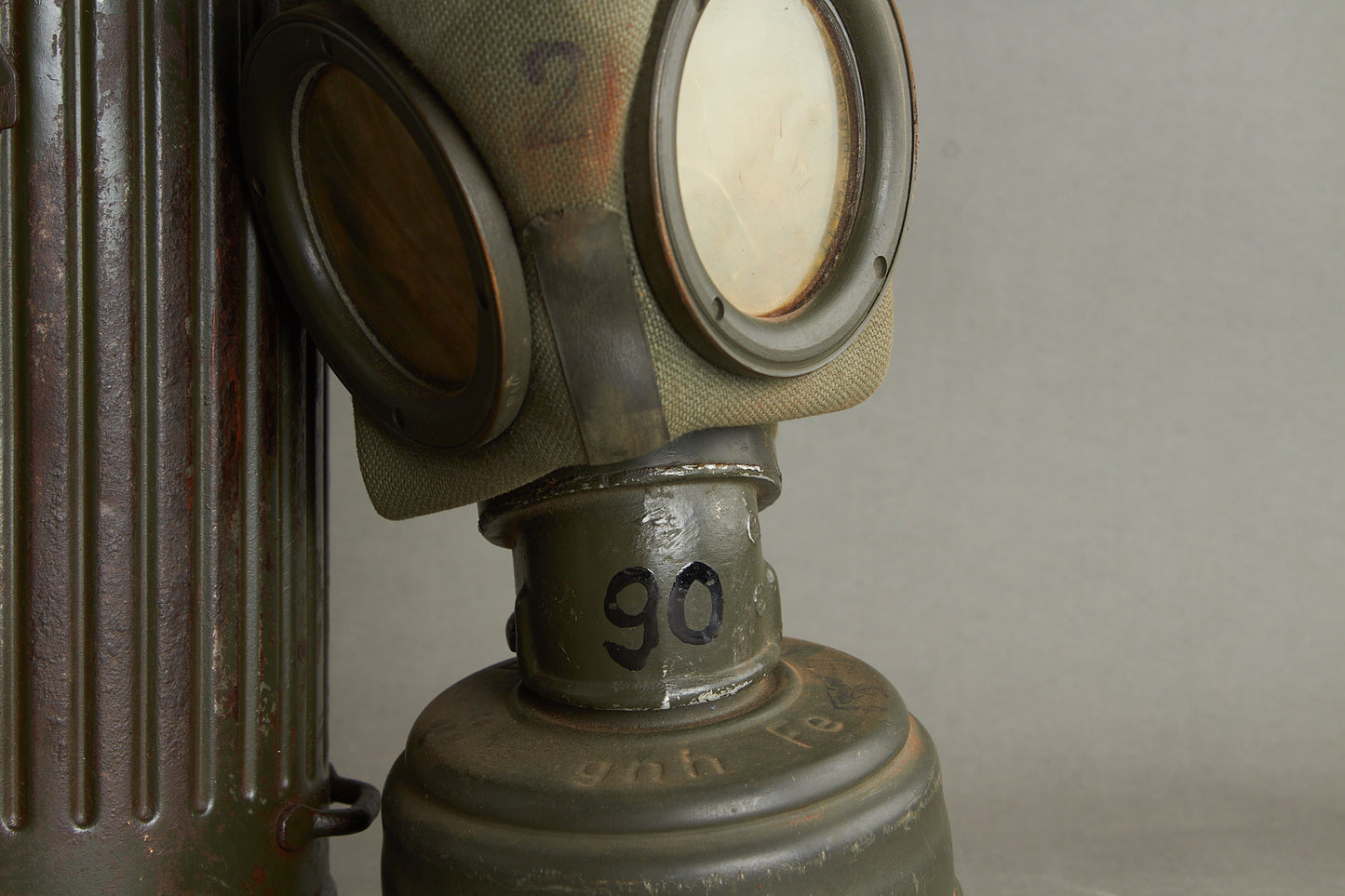 WW2 Tysk Gasmaske i beholder. Original.
