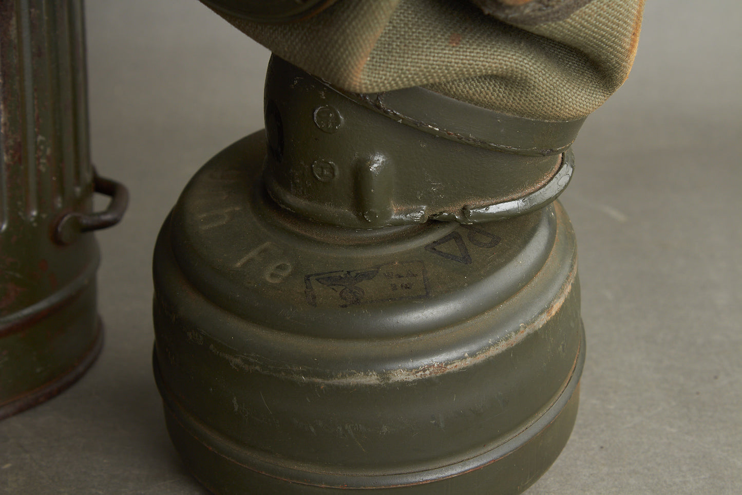 WW2 Tysk Gasmaske i beholder. Original.