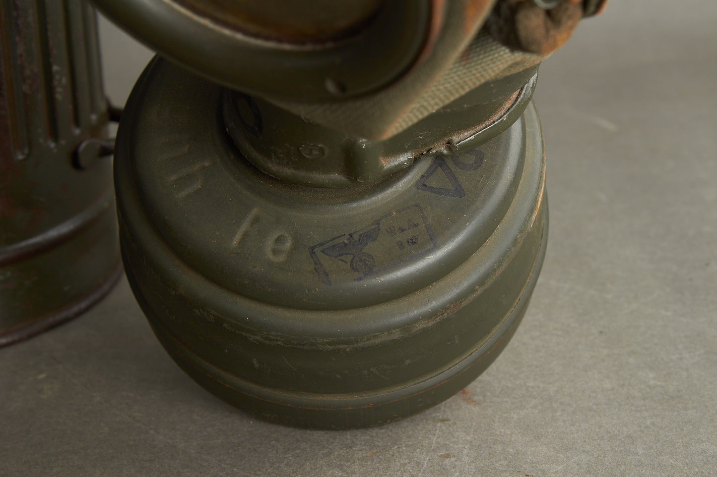 WW2 Tysk Gasmaske i beholder. Original.
