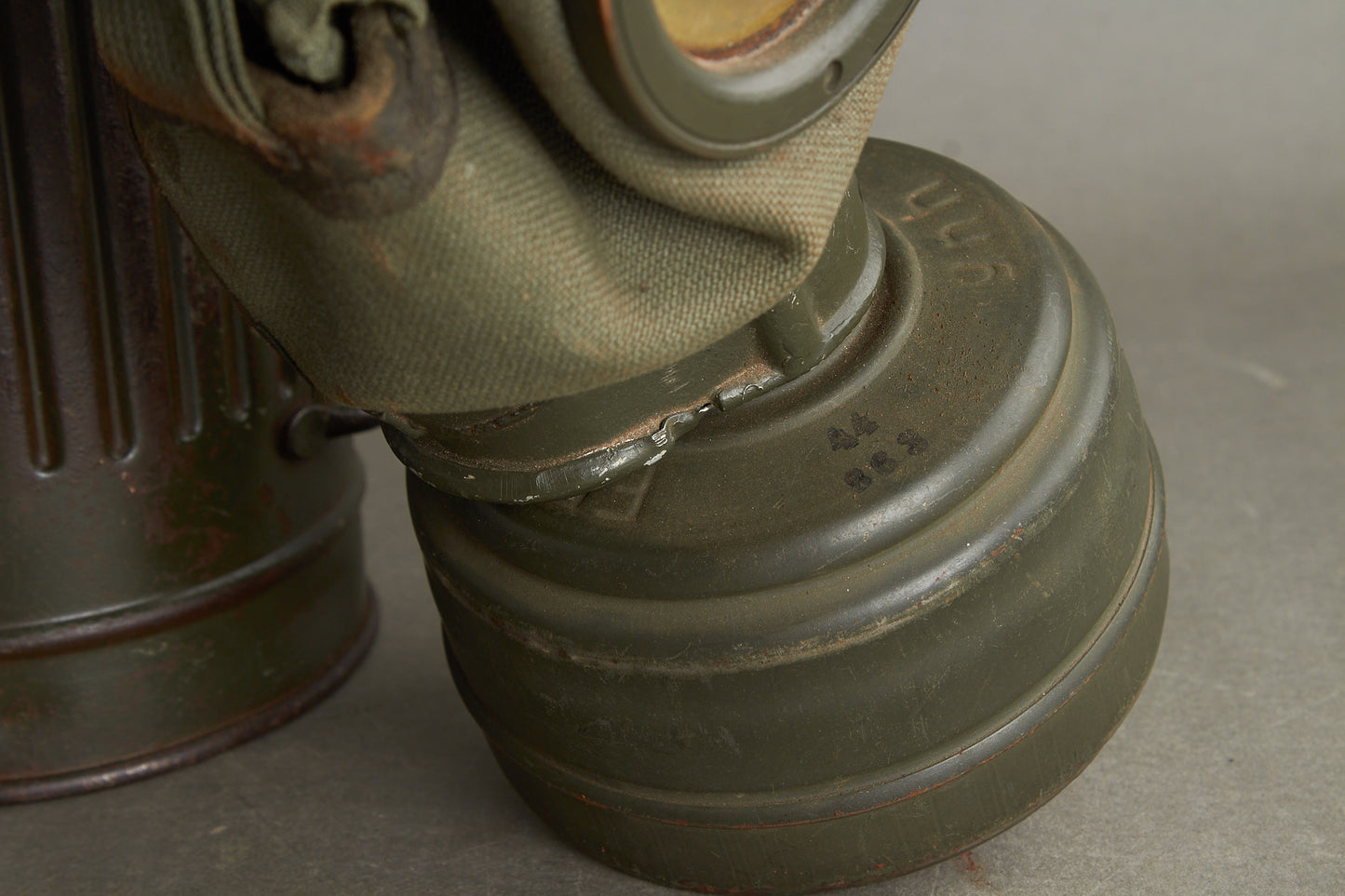 WW2 Tysk Gasmaske i beholder. Original.