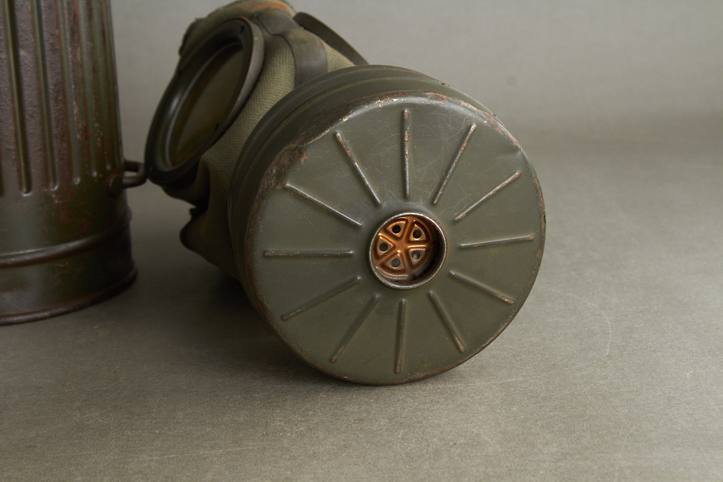 WW2 Tysk Gasmaske i beholder. Original.