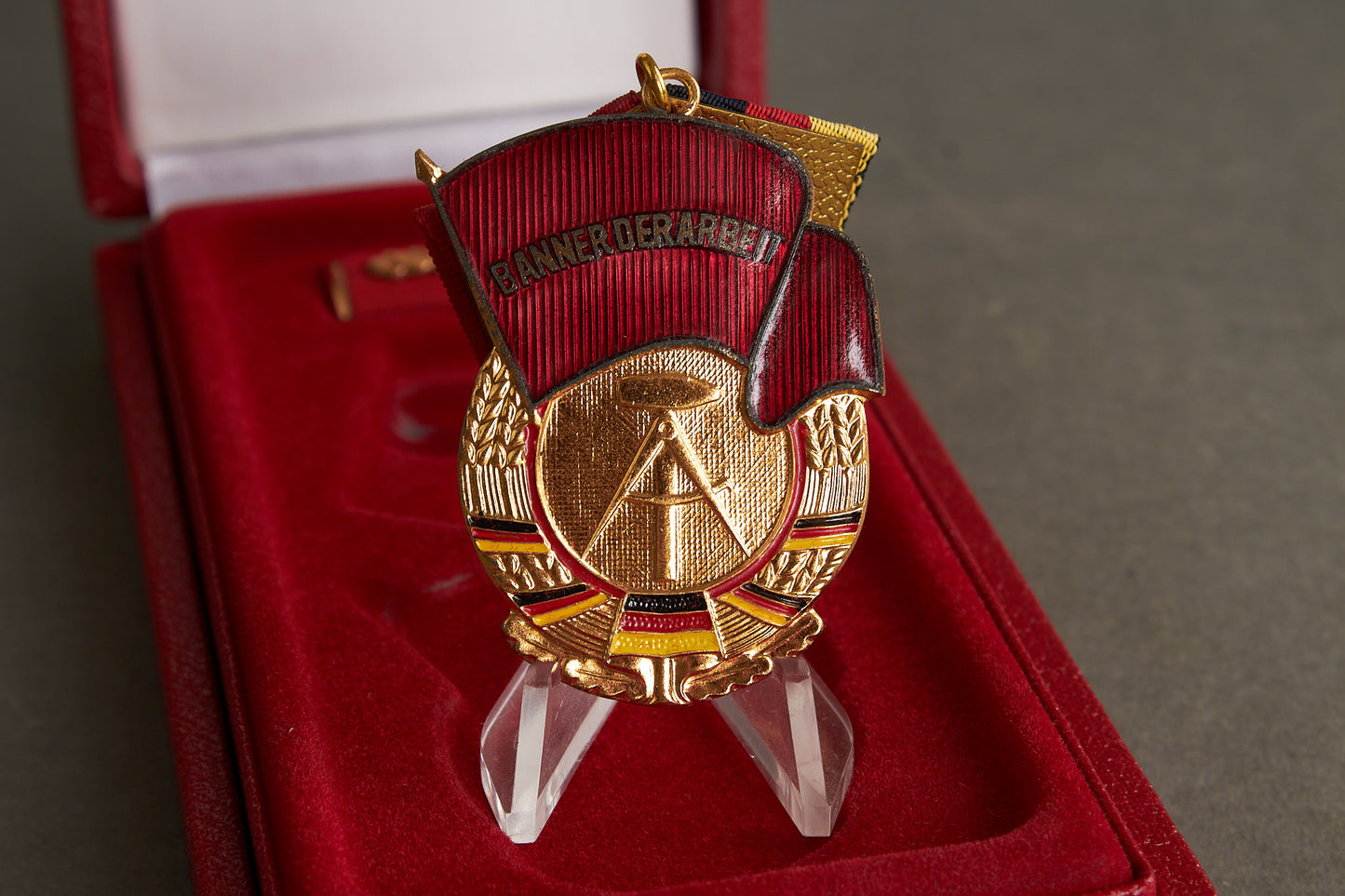 Østtysk DDR "Banner der Arbeit" medalje i æske. Original.