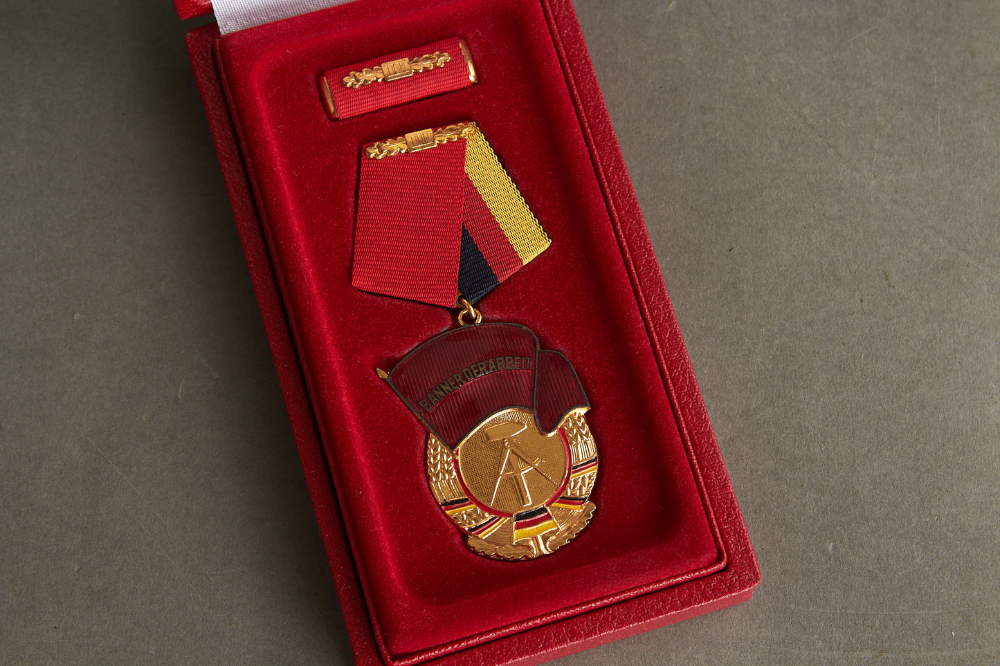 Østtysk DDR "Banner der Arbeit" medalje i æske. Original.