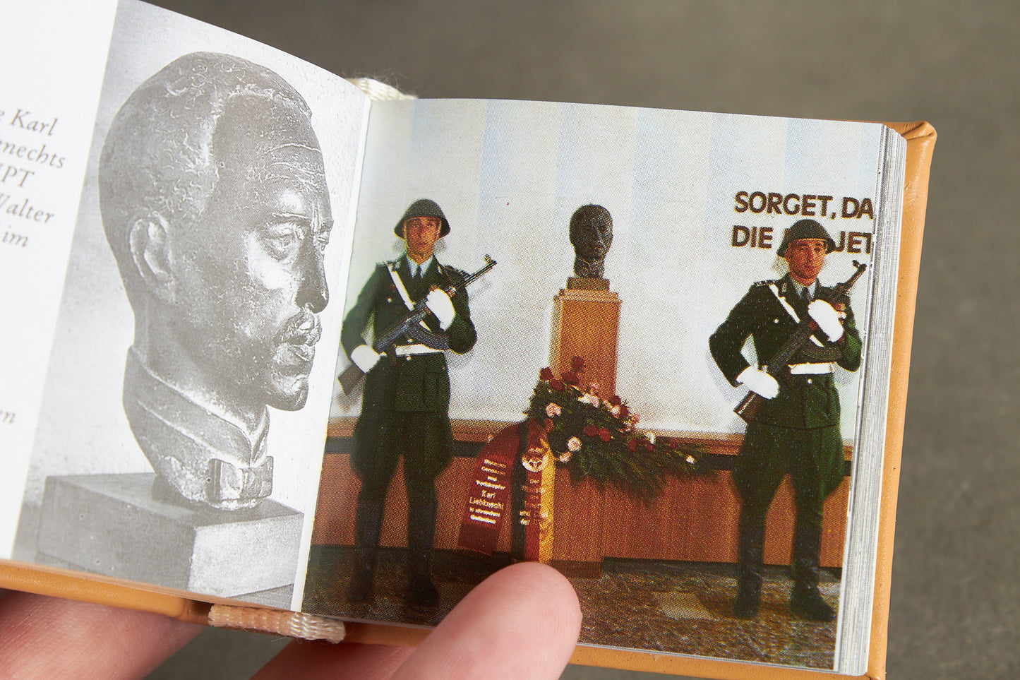 Østtysk DDR Propaganda Minibog (som WHW bøgerne, bare tykkere). Original.