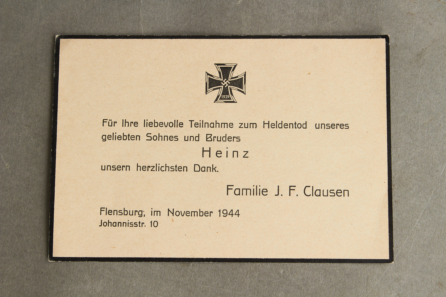WW2 Tysk "Heldentod" Begravelseskort fra Flensburg. Efternavn "Clausen". Postkort størrelse. Original.