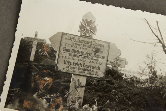 WW2 Tysk Front-foto af soldatergrav med 3 faldne "Sanitäter"-soldater. Original.