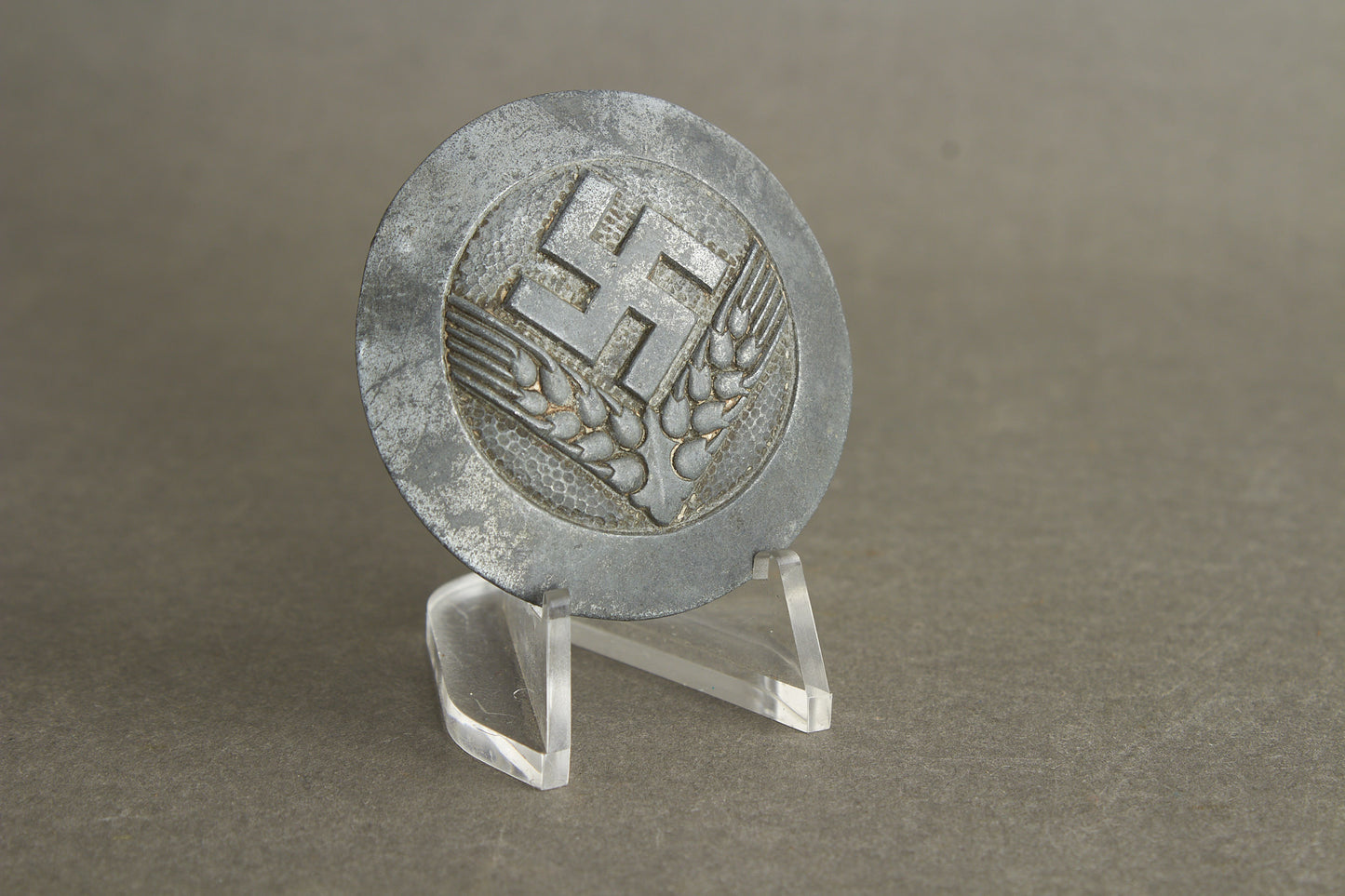 WW2 Tysk RAD/wJ (Reichsarbeitsdienst der weiblichen Jugend) Brosche for "Jungführerin". Original.
