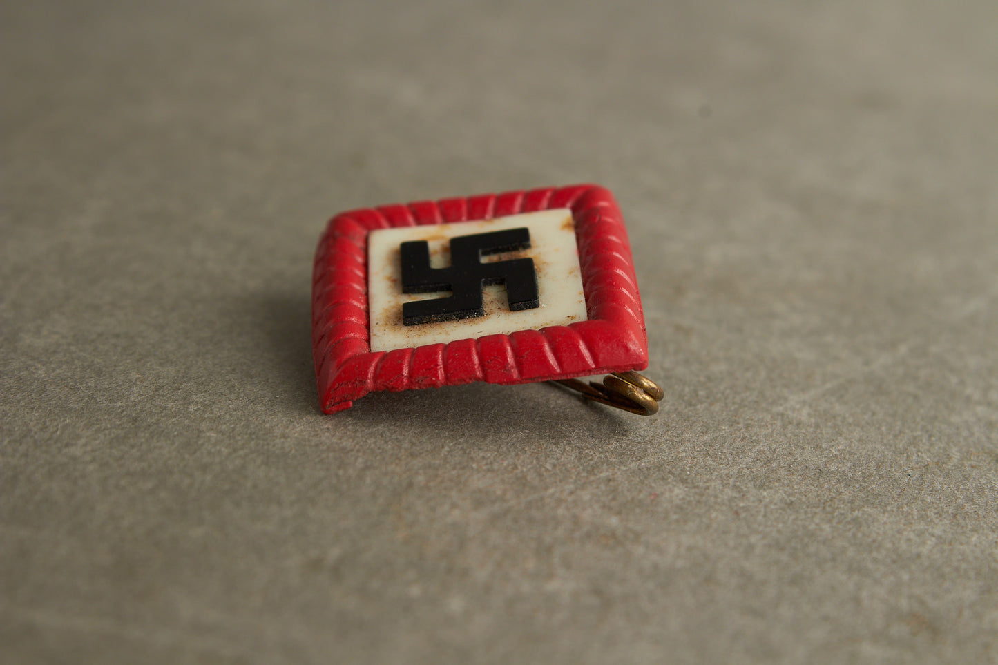 WW2 Tysk Tidlig NSDAP Sympatisør mærke i celluloid. Original.