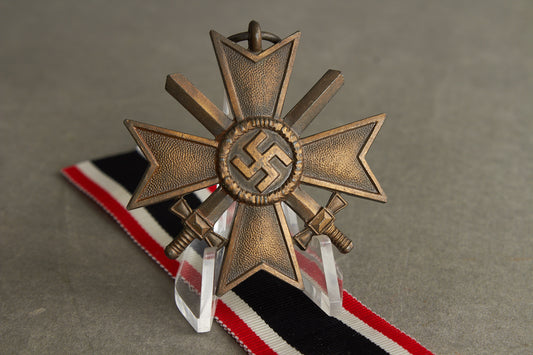 WW2 Tysk KVK 2.Kl. m. sværd. Stemplet med fremstiller "15" i ringen. Original.