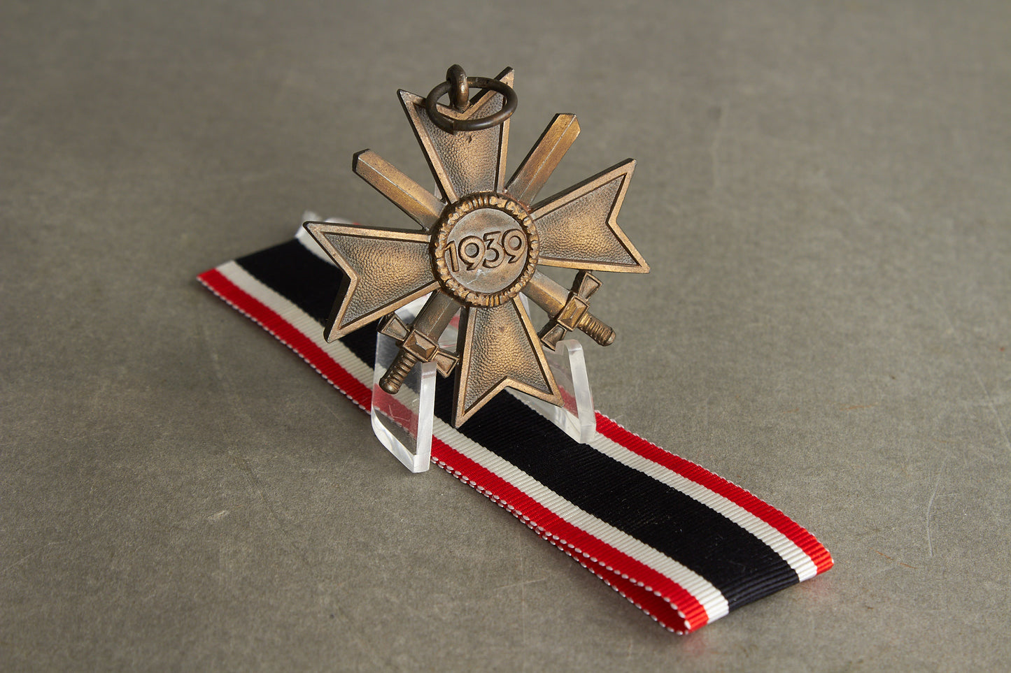 WW2 Tysk KVK 2.Kl. m. sværd. Stemplet med fremstiller "15" i ringen. Original.