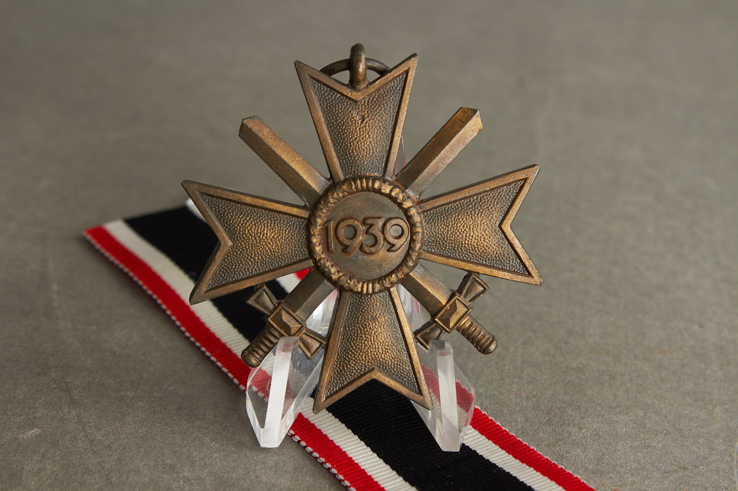 WW2 Tysk KVK 2.Kl. m. sværd. Stemplet med fremstiller "15" i ringen. Original.