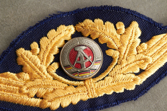 Østtysk DDR Kasketmærke. Original.