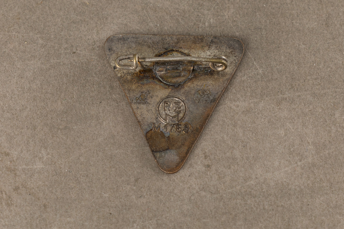 WW2 Tysk "Frauenschaft" Leder (Sort kant=Kreisfrauenschaftsleiterin/Kreisleitung) Medlemsmærke. Sjælden. Original.