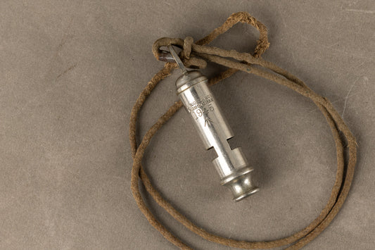 WW2 Engelsk Militær Fløjte fra 1945. Med pil. Original.