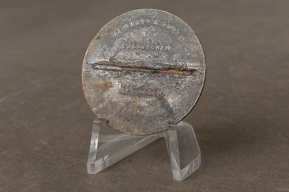 WW2 Tysk NSDAP Tinnie med AH. Mangler nålen. Original.