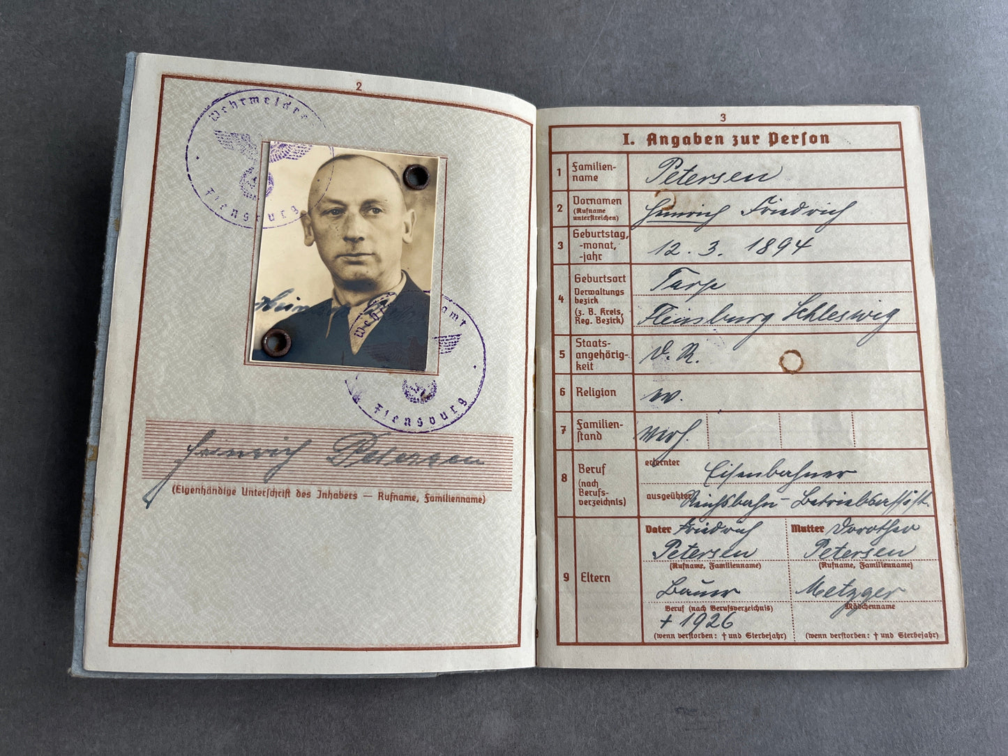 WW2 Tysk Wehrpass. Fra Flensburg med dansk efternavn "Petersen". Original.