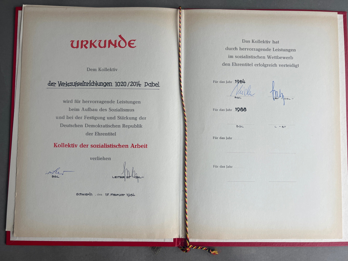Østtysk DDR Urkunde Mappe med 2 Urkunder. Original.