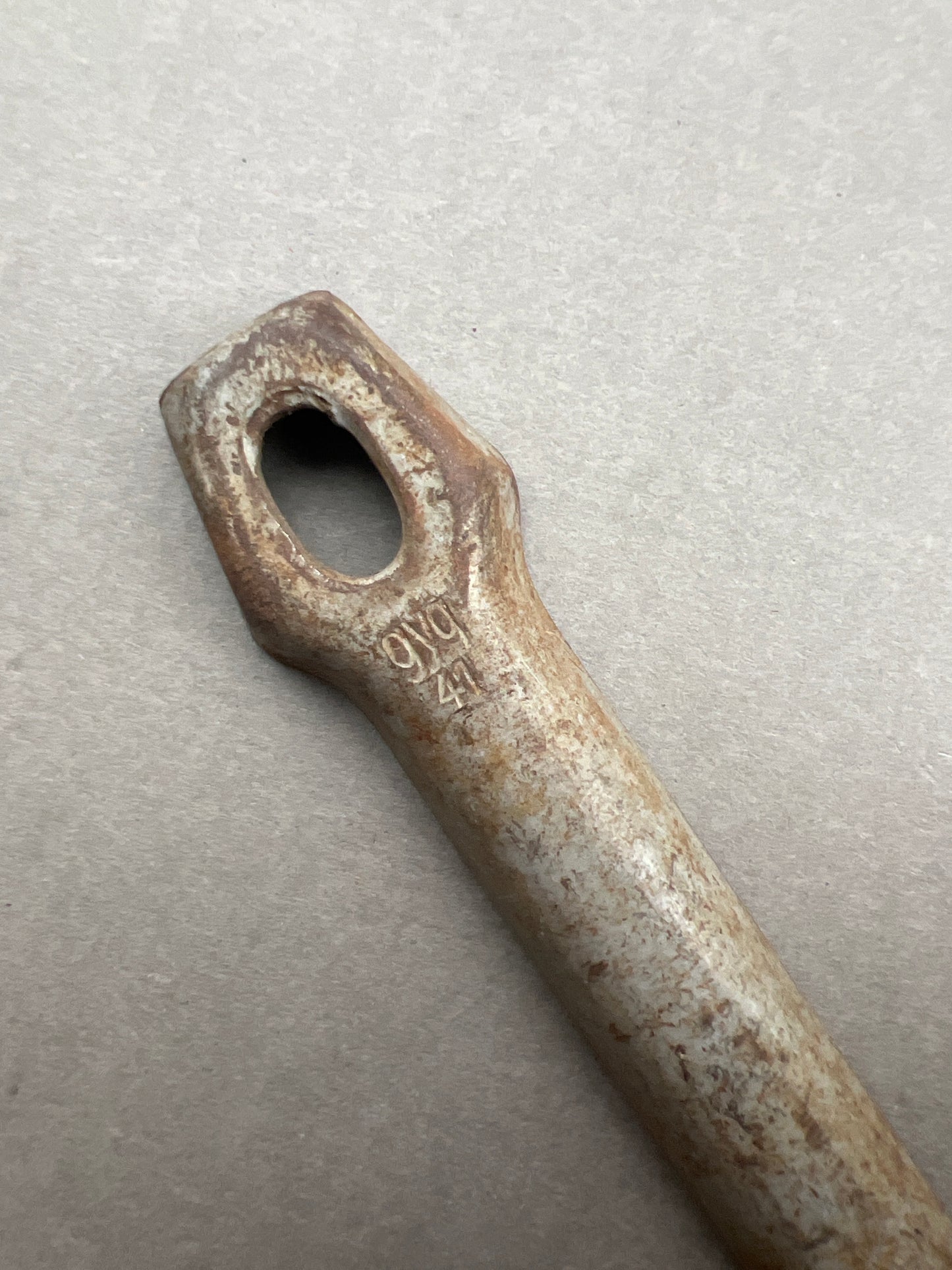 WW2 Tysk Teltpløk. Stemplet med fremstiller og årstal "gyg41". Original.