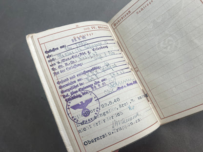 WW2 Tysk Wehrmacht Sanitäter Wehrpass i Mindeomslag, med hans dødsannonce, dødsattest mv.. Sjælden. Original.