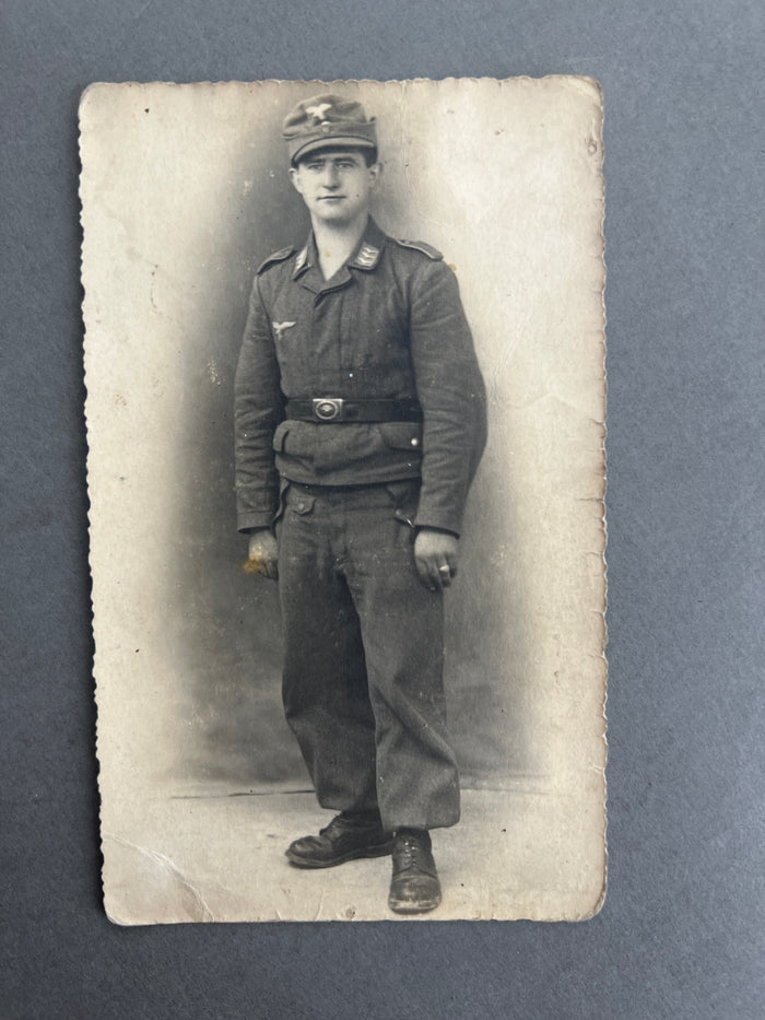 WW2 Tysk Luftwaffe Foto-Postkort. I kampuniform. Original.