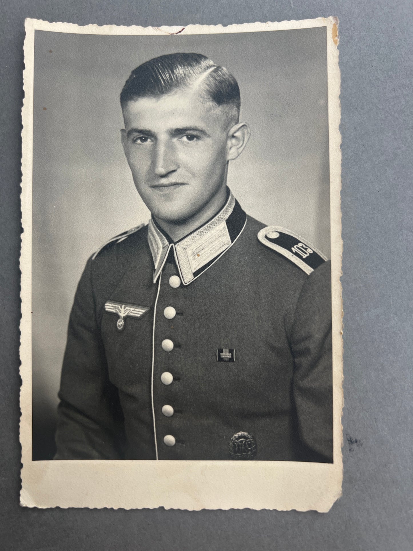 WW2 Tysk Wehrmacht Foto-postkort. Med medalje og båndspange. Original.