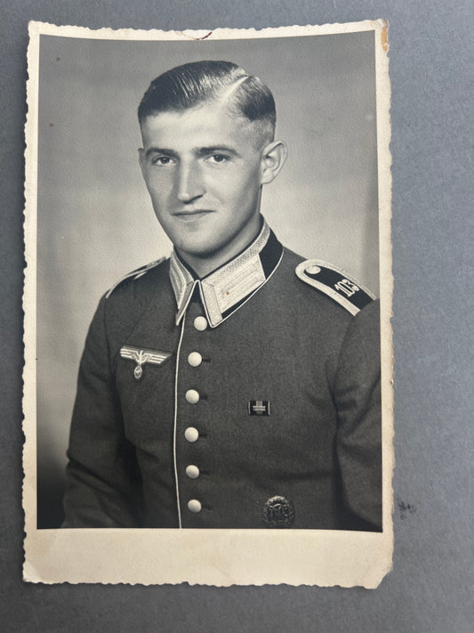 WW2 Tysk Wehrmacht Foto-postkort. Med medalje og båndspange. Original.