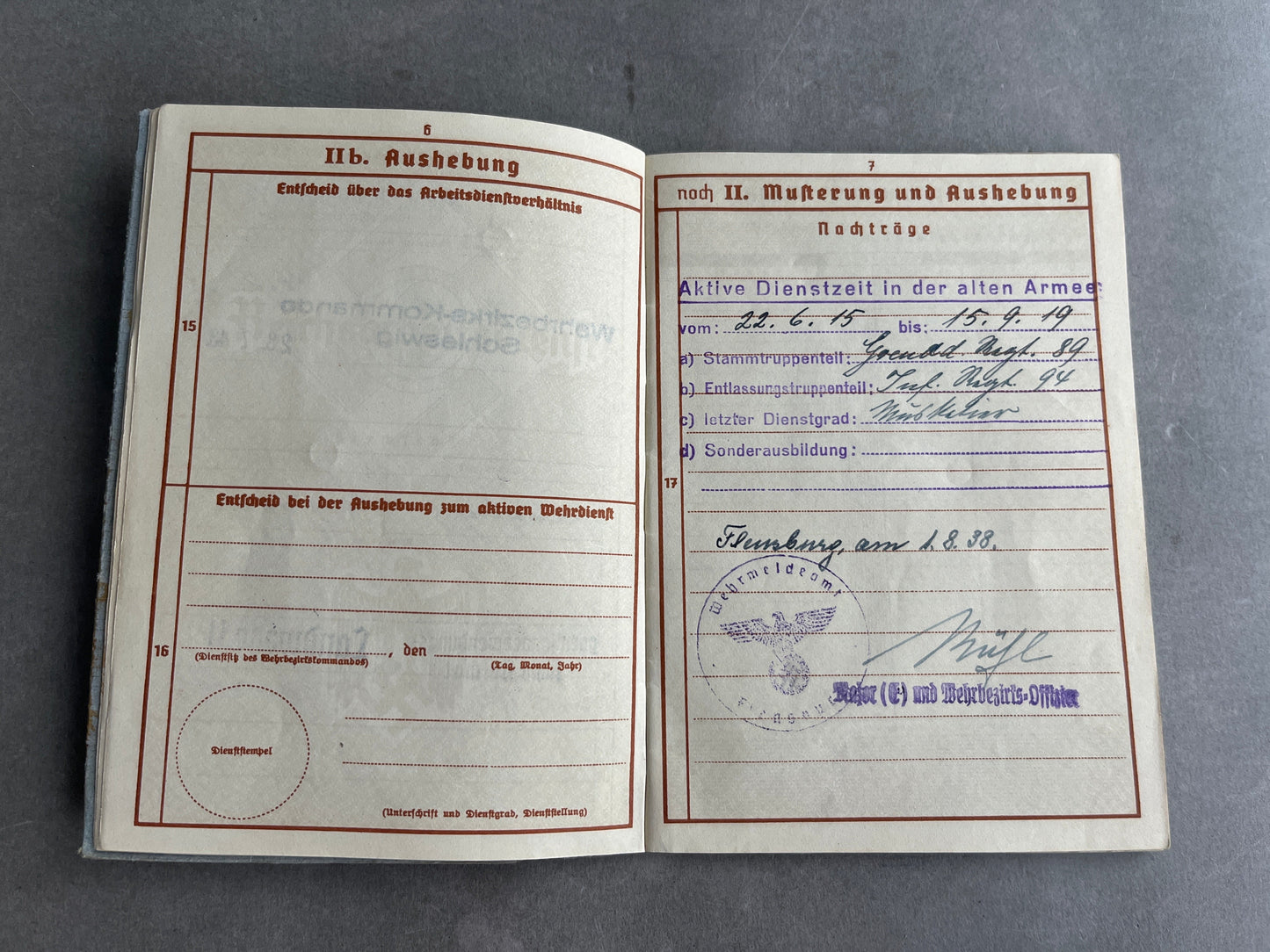 WW2 Tysk Wehrpass. Fra Flensburg med dansk efternavn "Petersen". Original.