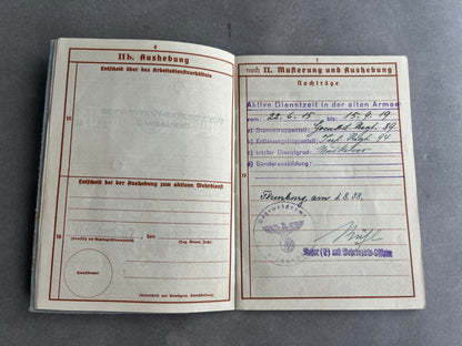 WW2 Tysk Wehrpass. Fra Flensburg med dansk efternavn "Petersen". Original.