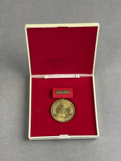 Østtysk DDR Medalje i æske. Original.