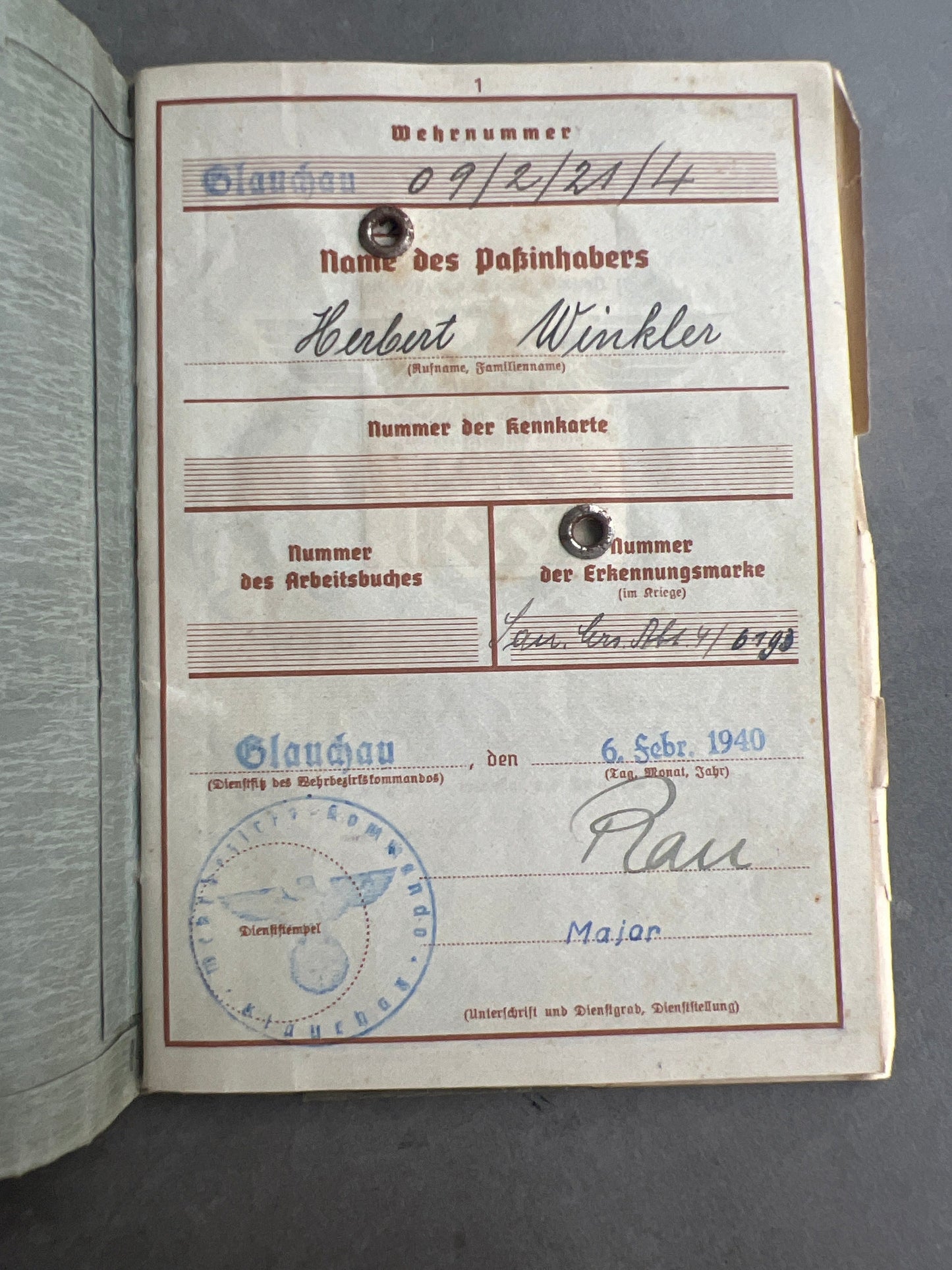 WW2 Tysk Wehrmacht Sanitäter Wehrpass i Mindeomslag, med hans dødsannonce, dødsattest mv.. Sjælden. Original.