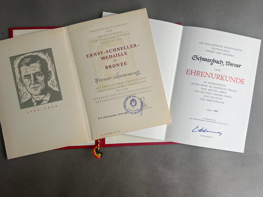 Østtysk DDR Urkunde Mappe med 2 urkunder fra samme mand. Original.