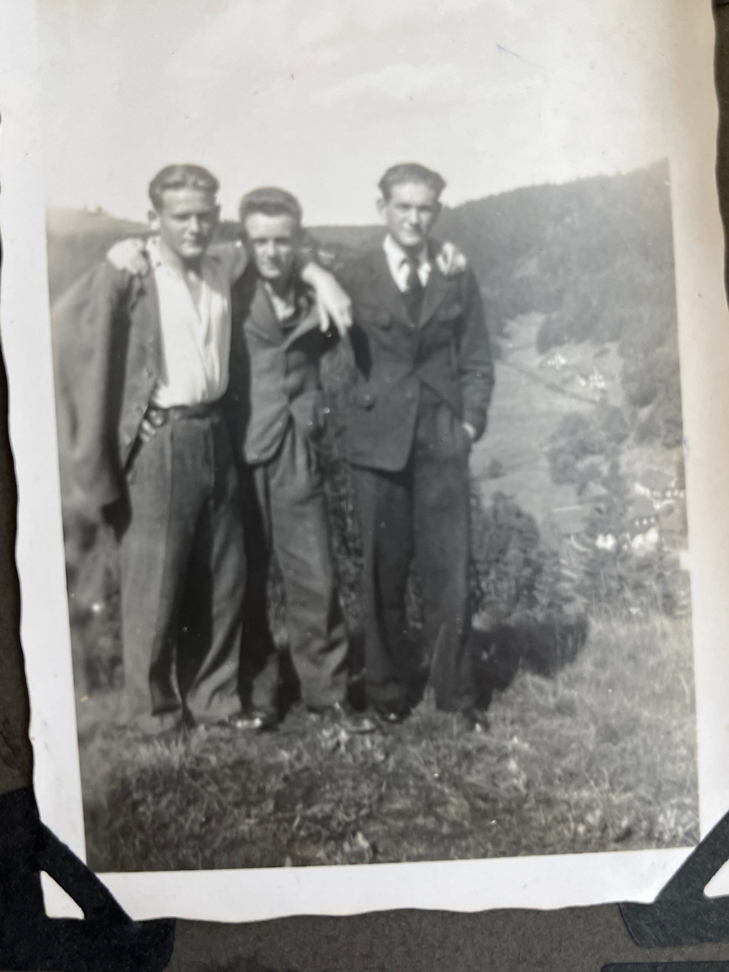 WW2 Tysk Waffen-SS Fotos. Fra Fotoalbum. 13 stk. Skråhuer, hjelme, bæltespænder mv. Original.