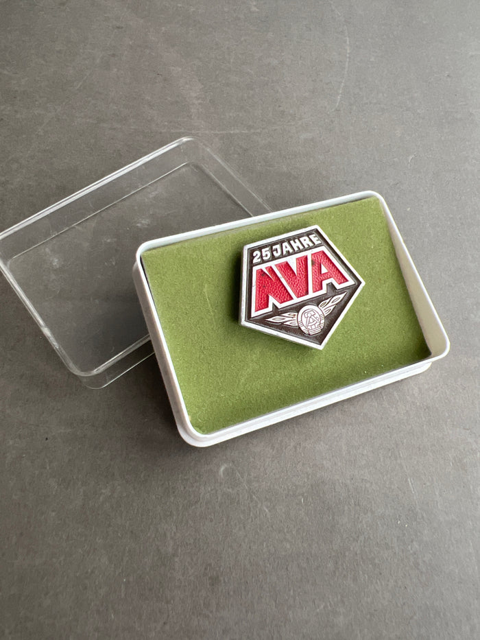 Østtysk DDR Medalje/Pin i æske. Original.