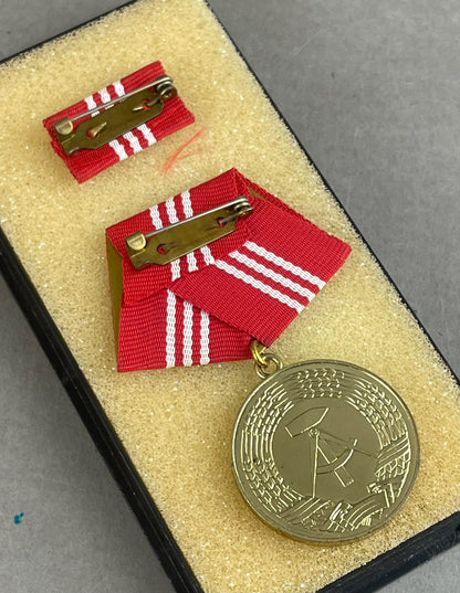 Østtysk DDR Medalje i Æske. Original.