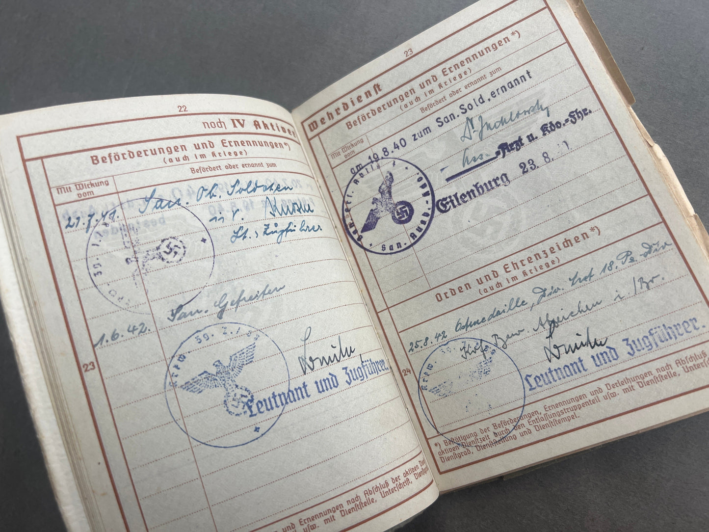 WW2 Tysk Wehrmacht Sanitäter Wehrpass i Mindeomslag, med hans dødsannonce, dødsattest mv.. Sjælden. Original.