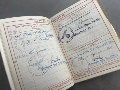 WW2 Tysk Wehrmacht Sanitäter Wehrpass i Mindeomslag, med hans dødsannonce, dødsattest mv.. Sjælden. Original.