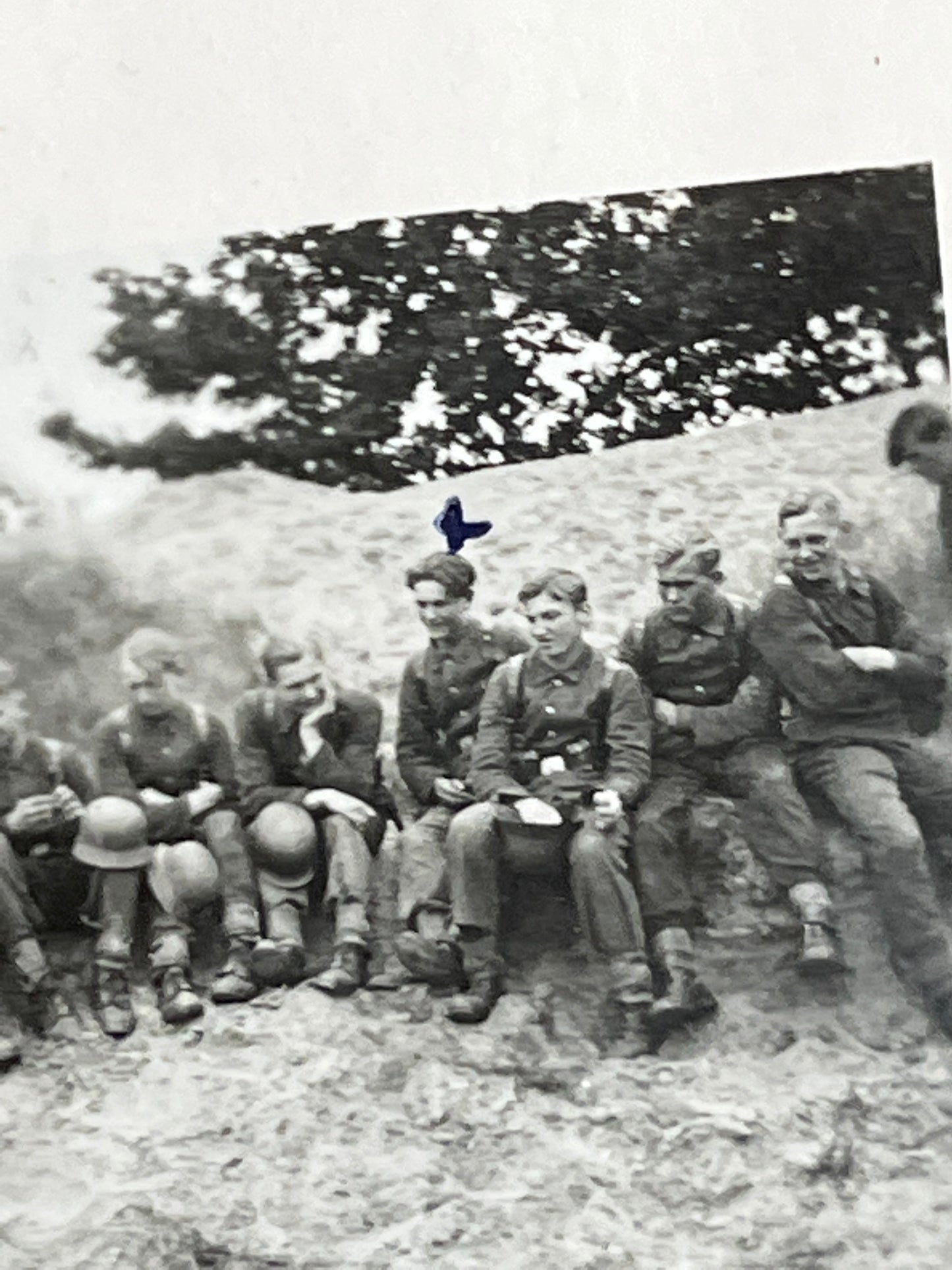 WW2 Tysk Waffen-SS Fotos. Fra Fotoalbum. 13 stk. Skråhuer, hjelme, bæltespænder mv. Original.