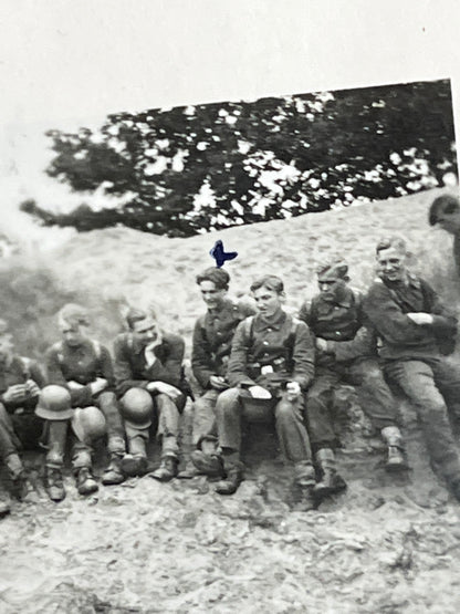 WW2 Tysk Waffen-SS Fotos. Fra Fotoalbum. 13 stk. Skråhuer, hjelme, bæltespænder mv. Original.