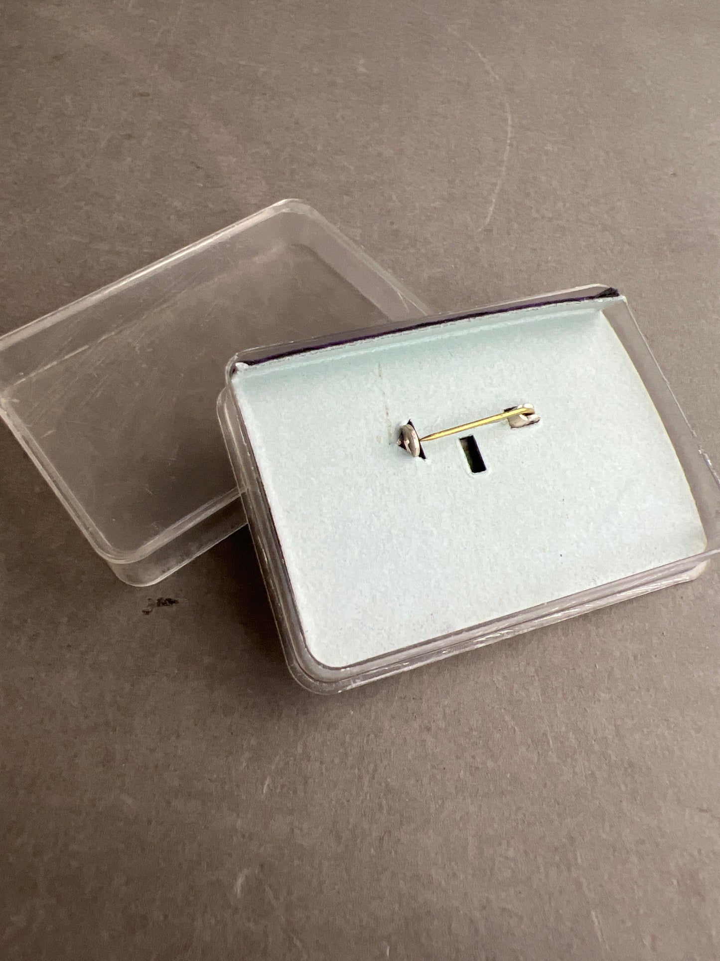 Østtysk DDR Medalje/Pin i æske. Original.