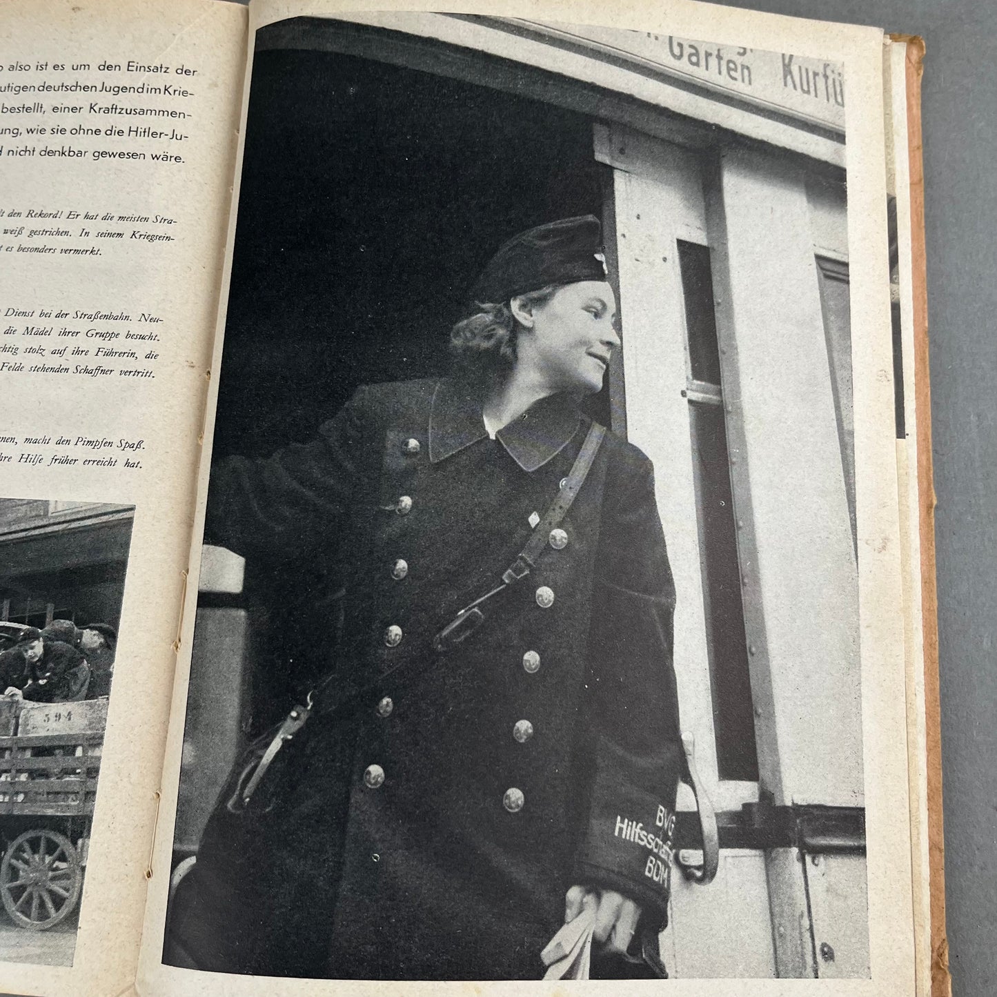 WW2 Tysk Hitler Jugend Bog. Gode billeder. Mange sider. Original.