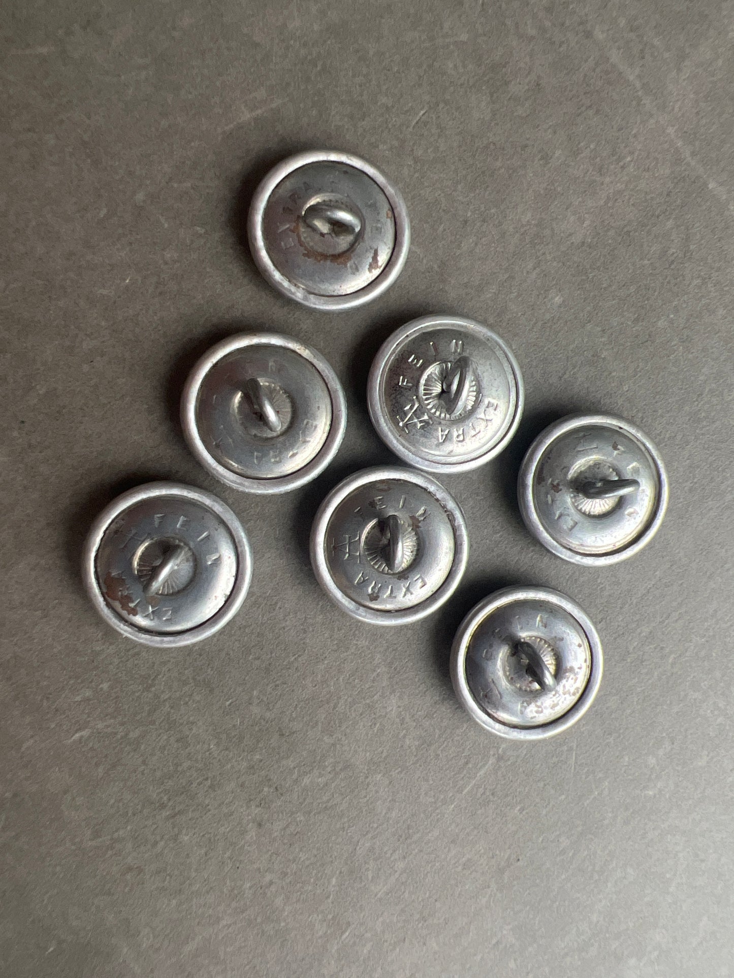 WW2 Tysk Uniformsknapper. 7 stk. Samme fremstiller. Original.