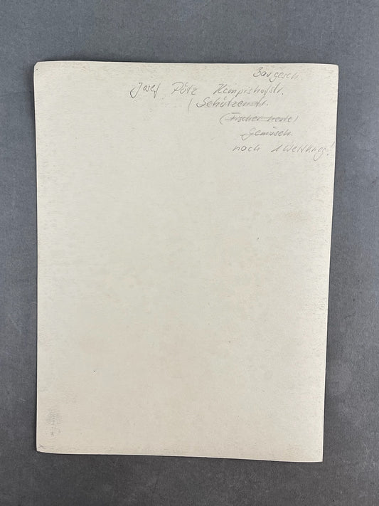 WW2 Tysk NSDAP Studiefoto. Med NSDAP Mærke på reversen. A5 størrelse. Original.