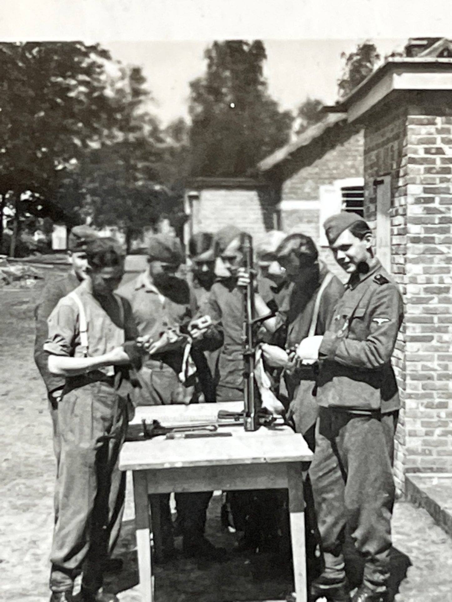 WW2 Tysk Waffen-SS Fotos. Fra Fotoalbum. 13 stk. Skråhuer, hjelme, bæltespænder mv. Original.