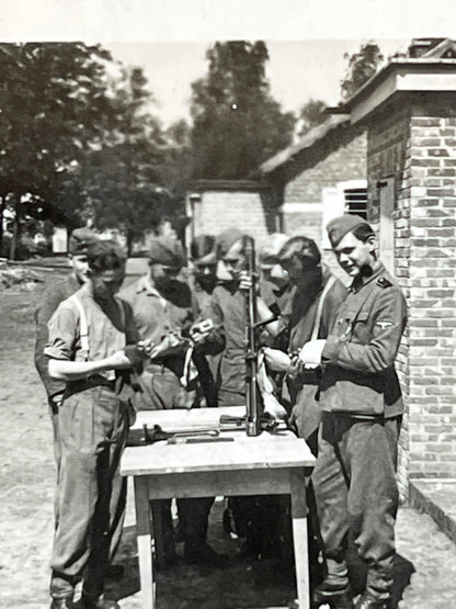 WW2 Tysk Waffen-SS Fotos. Fra Fotoalbum. 13 stk. Skråhuer, hjelme, bæltespænder mv. Original.