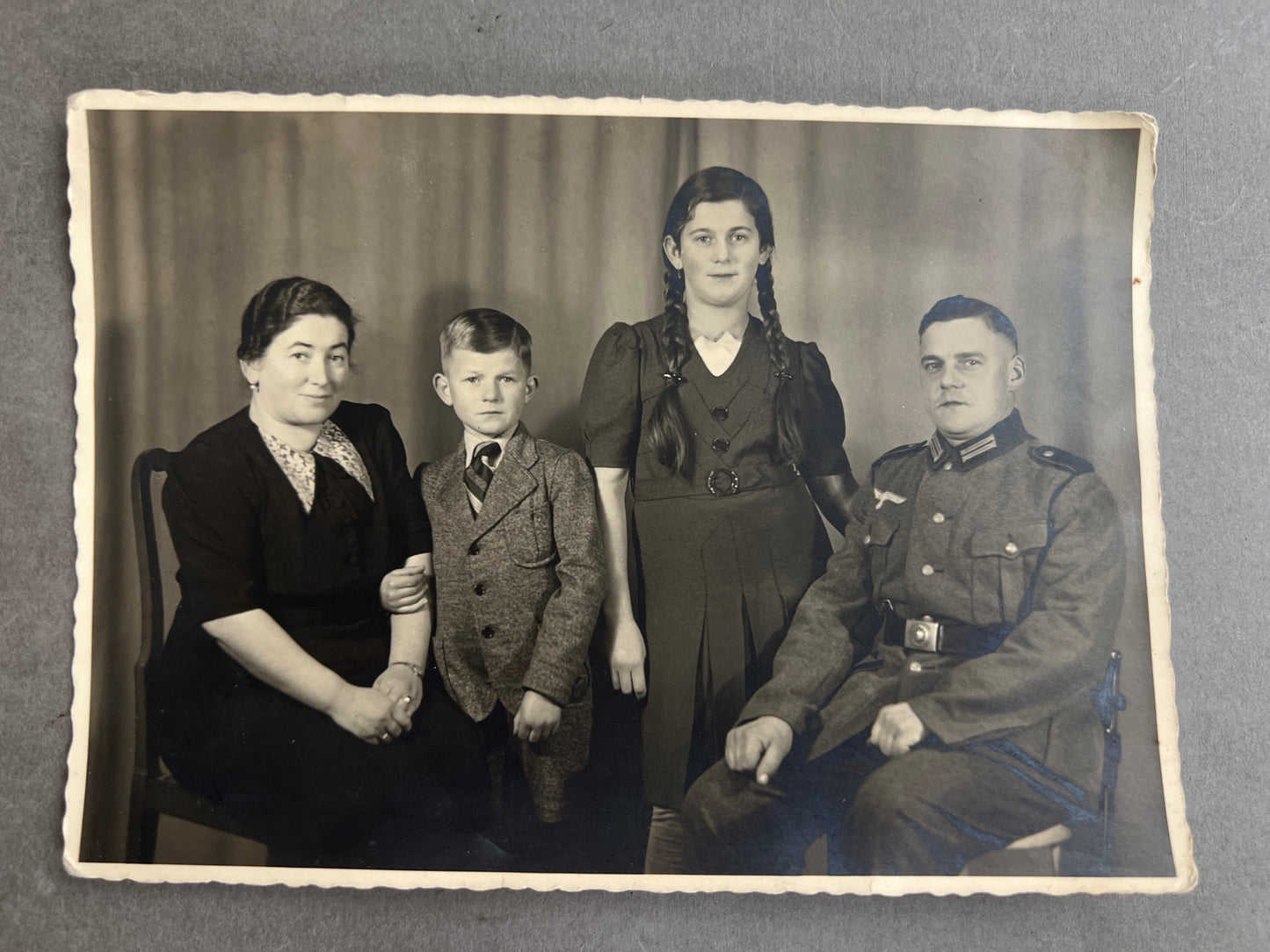 WW2 Tysk Wehrmacht Foto-Postkort. I kampuniform og med bajonet. Original.