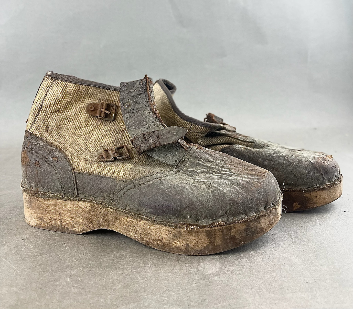 WW2 Tysk Fangelejr/arbejdslejr støvler. Lavet af Træsåler, lærred- og læderrester mv. Original.