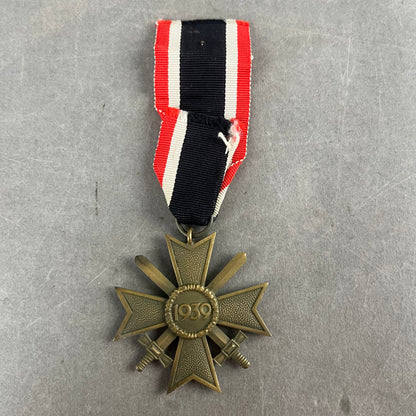 WW2 Tysk KvK m. Sværd. Fremstiller 41 i ringen. Original.